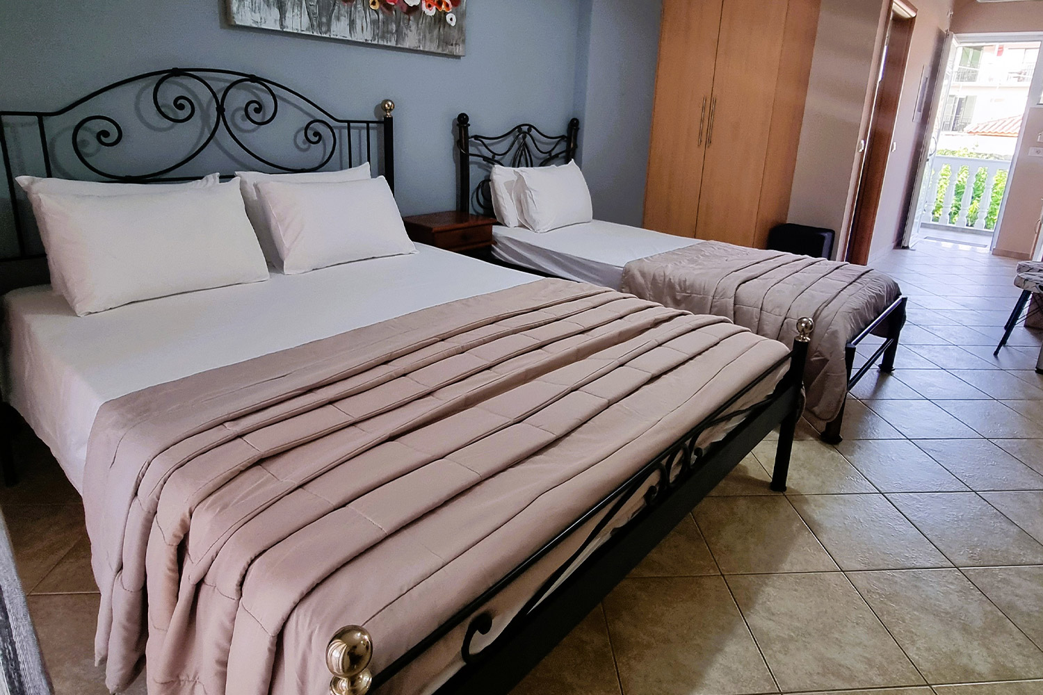 Marathon Studio Room 6 with 2 beds, a double and a single bed