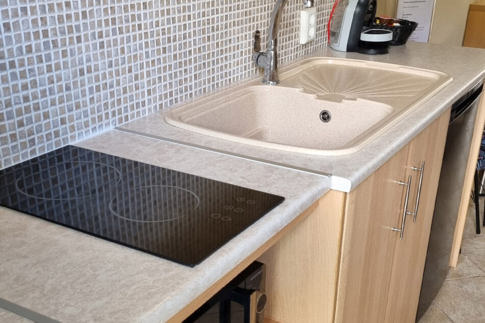 Kitchen and Micro oven and oven in Room 4 Marathon Studios