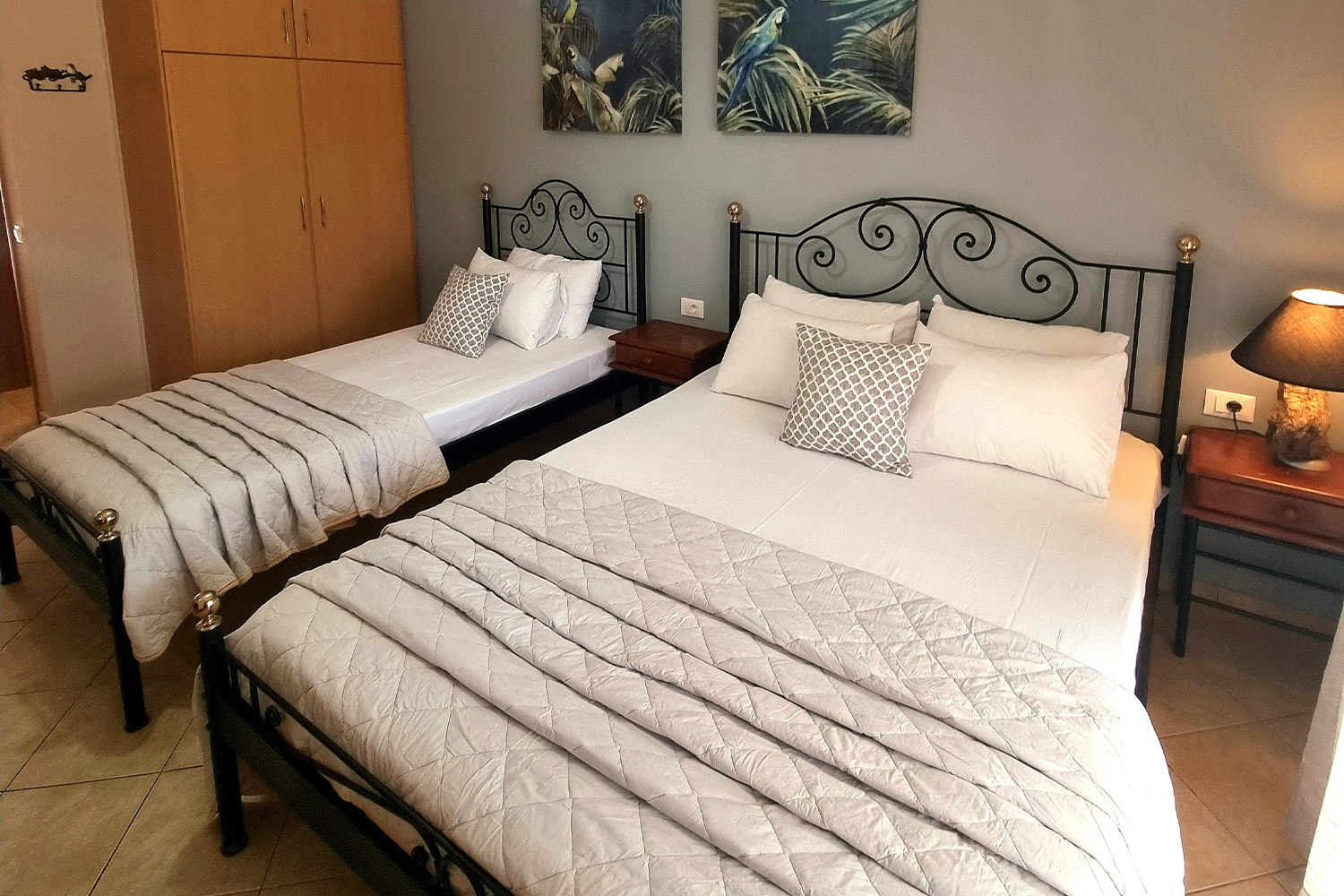 Room 5 Marathon Studios & Apartments